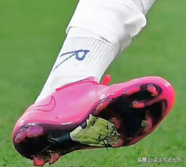 伊朗进球功臣的“补丁战靴”启示：LOL赛场上的“自定义装备”革命